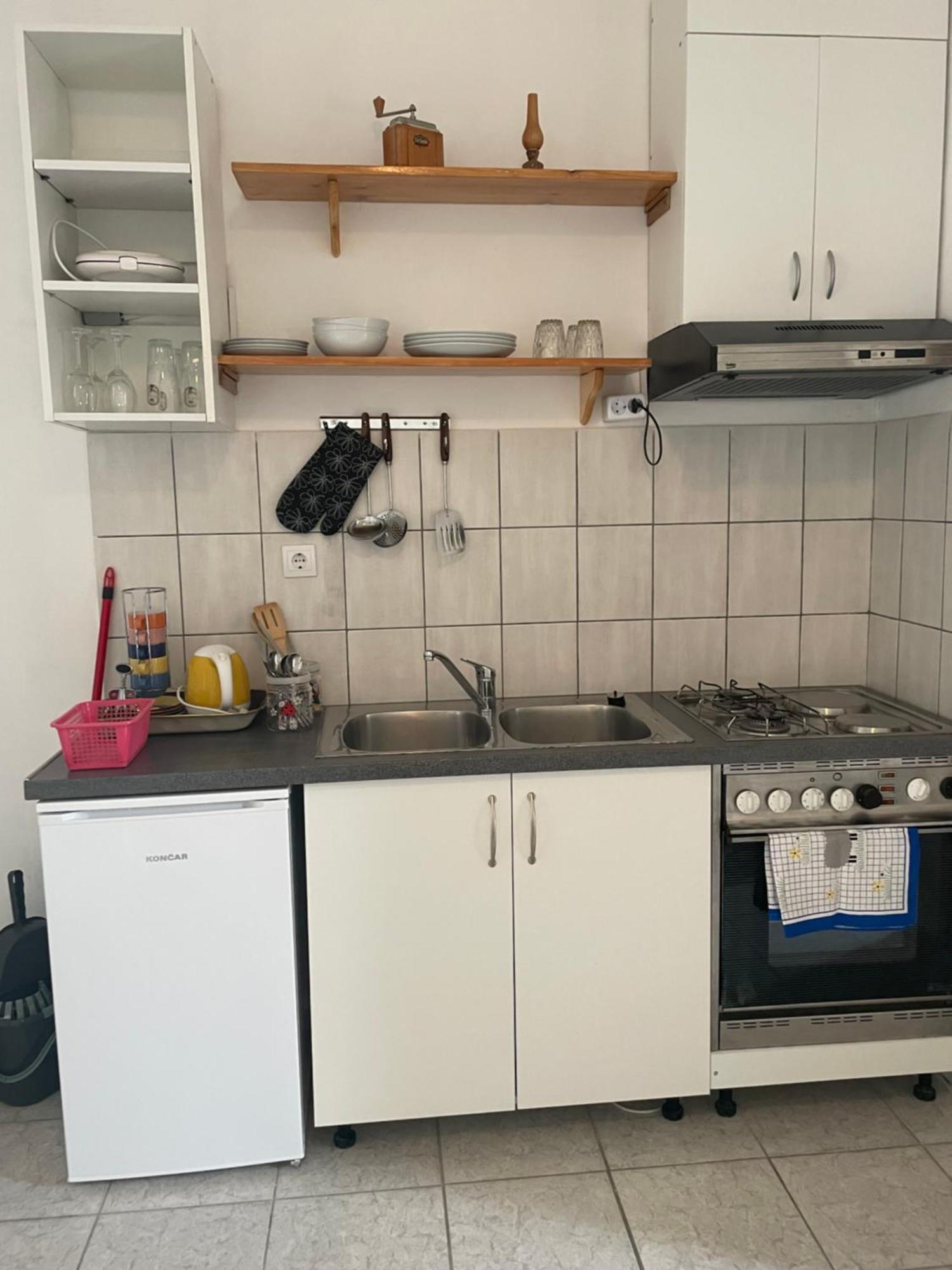 Apartment Zola Gornji Karin Exteriör bild
