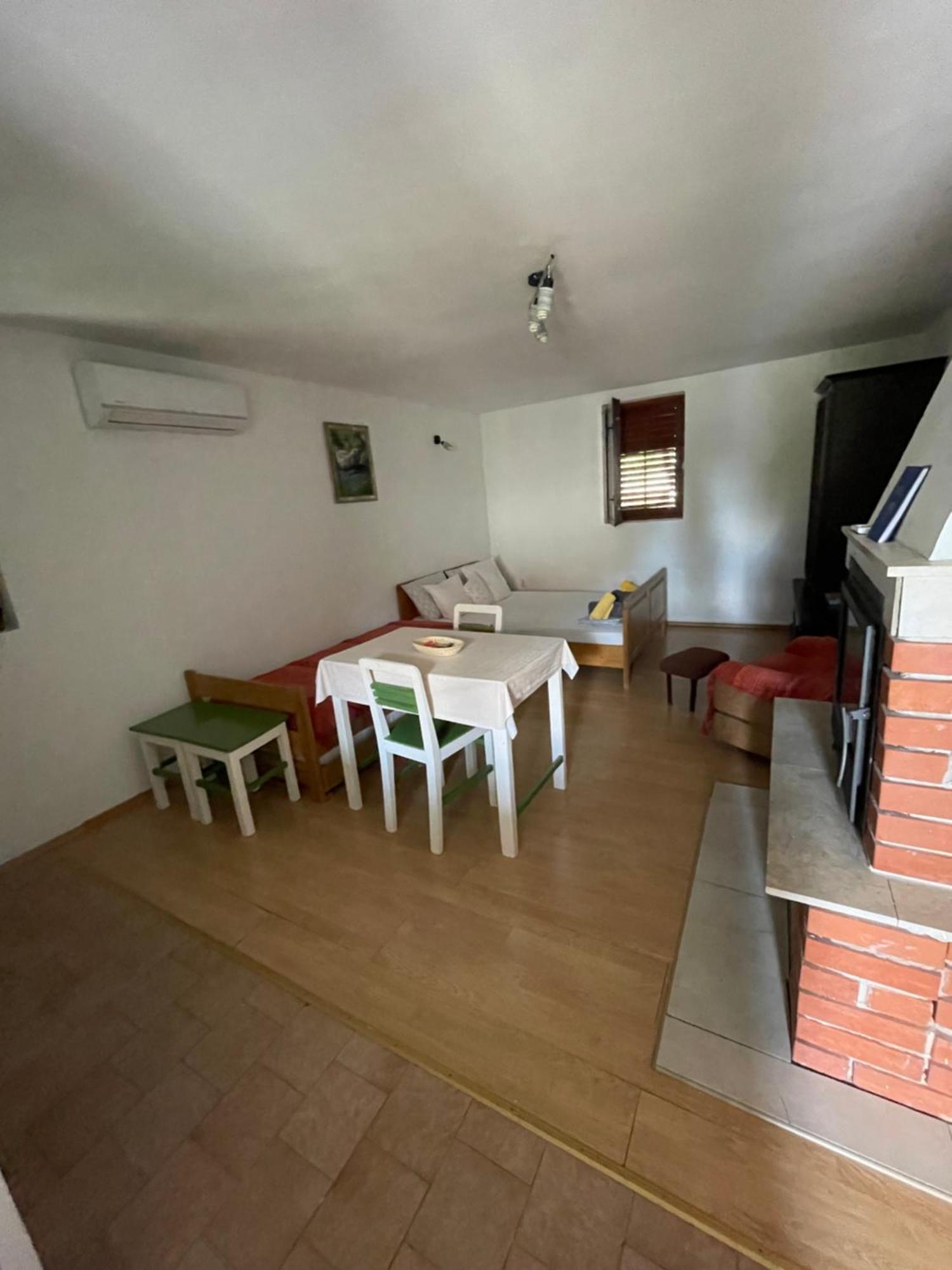 Apartment Zola Gornji Karin Exteriör bild